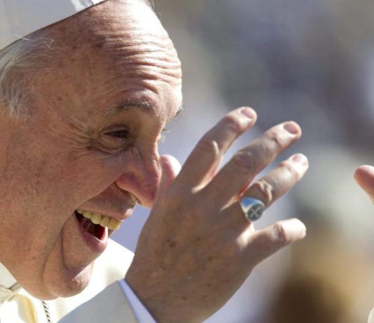 El Papa Francisco insta a los jóvenes a jugar menos y ser más activos en la sociedad