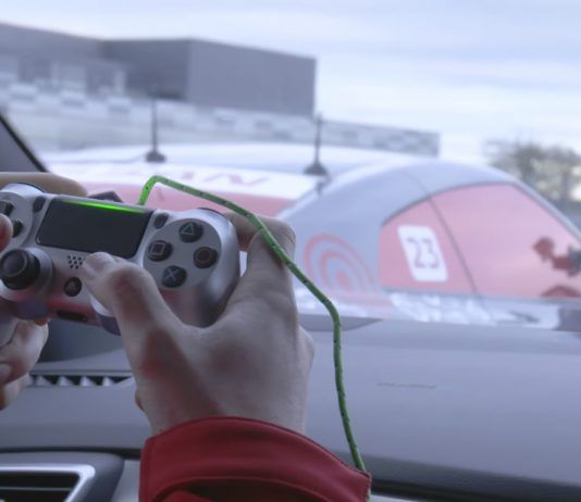 Así es el Nissan GT-R real que se controla de manera teledirigida... ¡con un DualShock 4!