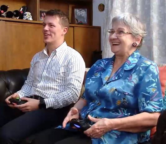 Abuela adicta a The Witcher III y a Final Fantasy XV se convierte en sensación