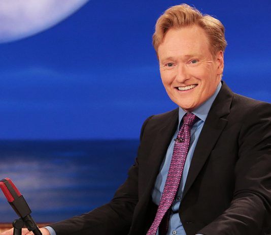 Así fue la partida a God of War de Conan O'Brien en prime time