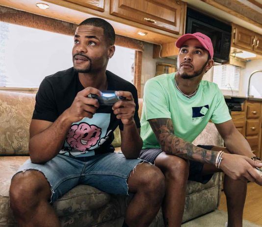 Lewis Hamilton aparca el coche y se suma al FIFA 19 World Tour