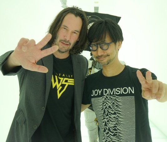 Keanu Reeves hace una visita al estudio de Kojima