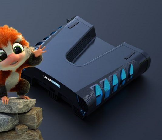 El creador de Tamarin, con el disco SSD de PlayStation 5