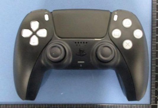PlayStation 5: se filtran supuestas imágenes del DualSense color negro, los botones lucen extraños
