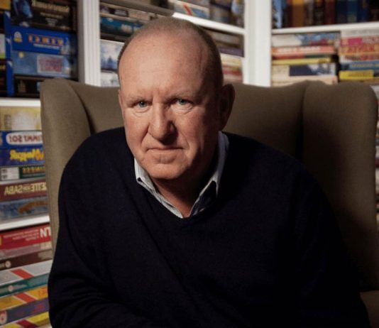 Sir Ian Livingstone, fundador del estudio de Warhammer y de Eidos, nombrado Caballero por la Reina Isabel II