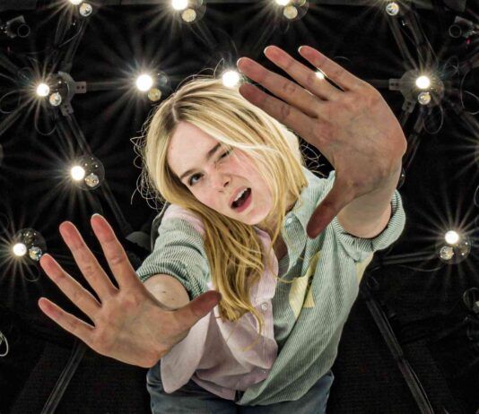 Hideo Kojima muestra fotos de la captura de movimientos de Elle Fanning... ¿y esas manos?
