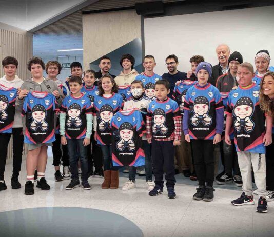 Del Bosque y DjMaRiiO presentan la camiseta Pelones Jugones de Juegaterapia para FIFA 23