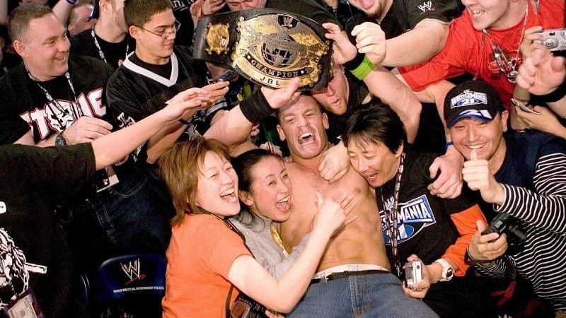 John Cena celebrando su primer gran título en Wrestlemania 21