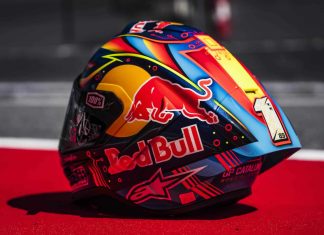Jorge Martín muestra el casco que han diseñado los fans de MotoGP 25