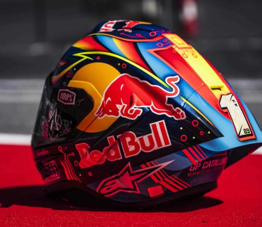 Jorge Martín muestra el casco que han diseñado los fans de MotoGP 25