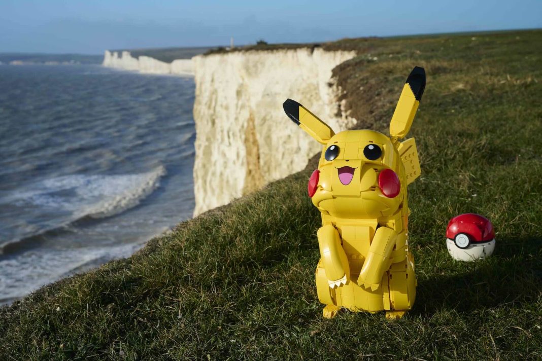 001_LEGO®_Pokemon™_Pikachu_and_Poke_Ball